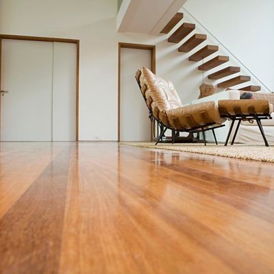 Απολαύστε την ομορφιά και την αντοχή των τριών στρωμάτων ξύλινου δαπέδου από μηχανική κατασκευή
