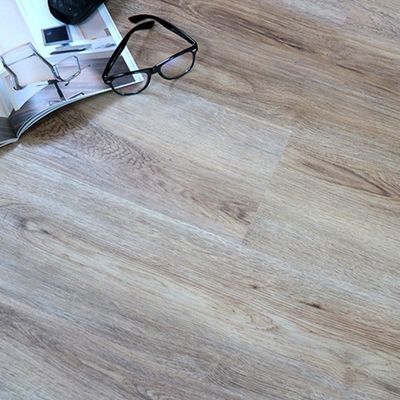 Υπηρεσιακό ξύλο σαν αυτοκόλλητο βινύλιο PVC πλαστικό δάπεδο με ανάγλυφο σχεδιασμό