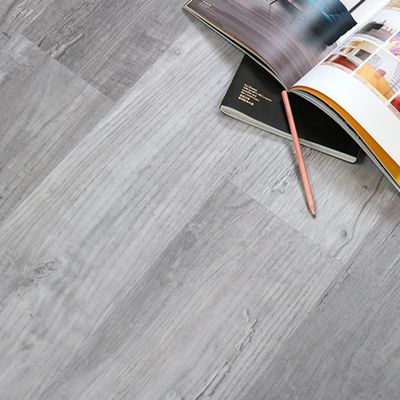 Υπηρεσιακό ξύλο σαν αυτοκόλλητο βινύλιο PVC πλαστικό δάπεδο με ανάγλυφο σχεδιασμό