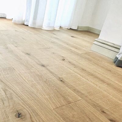 Εργαζόμενοι πλακάκια δαπέδου στο καθιστικό Εργαζόμενοι δάπεδα ξύλου βελανιδίου