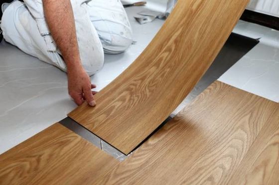 Πυροσβεστικό PVC Lvt Click Vinyl Plank Flooring 5mm 8mm Πυροσβεστικό Λαμινισμένο Κεραμίδι